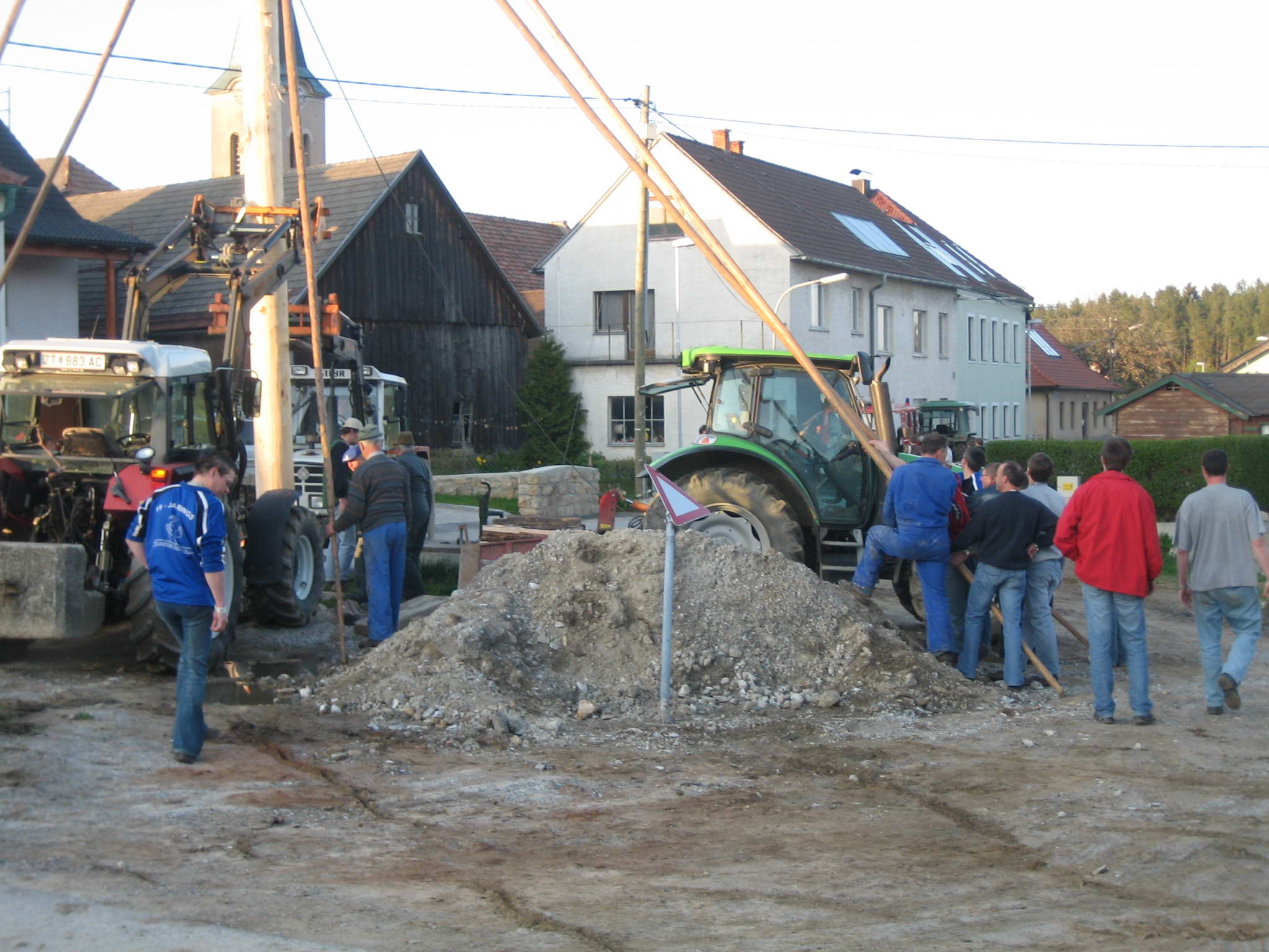 maibaumsetzen_2008_02.jpg